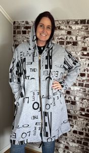 Hovedbilde Hettejakke lang gr&aring; m/print